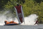 Бойко он по воде побежал! )