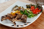 каре ягненка с овощами гриль
