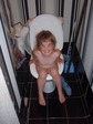 даже в WC позирует