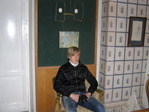 в музее))