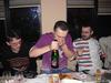 Не умеет пить шампанское из горла)