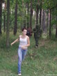  в костюме Гудуш,с переди смазанный человек