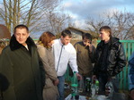 По центру Кадабра со своей девушкой Аней