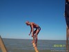 =) кормим акул..