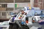 А жених приехал на БТРе, чем всех развеселил )
