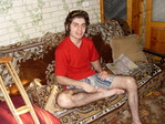 Эт братка Арсен (Иракелон). У него тяжёлая травма "перелом ноги". Слева два укреплённых костыля