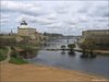 Слева Нарвский замок. Справа крепость Ивангорода.