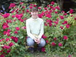 В розах