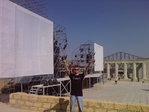 На фоне Main Arena.jpg