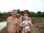 Впервые на речке с бабулей и дедулей (на заднем фоне папа!!!)
