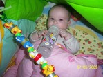 Настена уже в 4 месяца ест сама...