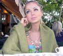 задумалась)