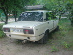 С зади :))