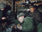 Солдаты в землянке во время обеда
