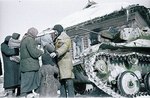 Женщины и дети встречают солдат-освободителей Сталинград.