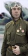 Портрет Героя Советского Союза (будущий дважды Герой Советского Союза) гвардии капитана Александра Игнатьевича Молодчего (1920—2002) на фоне бомбардировщика Ил-4.