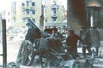 Сталинград. Гаубица садит в район "Г-образного" дома за Мельницей Герх. ( около Банный. овраг-ныне. 7 Гвард.) Некоторые считают что бьет по подножию Мамаева Кургана(стадион и парк Гейдара Алиева) и берег Красного Октября где была последняя переправа, когда немцы центр взяли( там были последние позиции Родимцевской 13-ой дивизии).