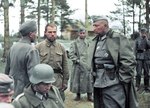 Офицер 16-й армии вермахта допрашивает пленного красноармейца с помощью переводчика . Немецкая группа армий «Север».