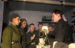 Советские командиры проводят инструктаж для бойцов.